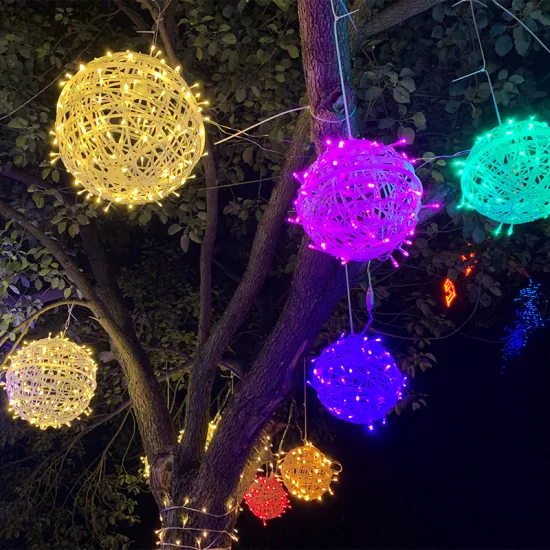 Lampada a sfera di nuovi stili Lampada a sfera a sospensione a LED in plastica divisibile per la decorazione dell'albero di Natale all'aperto Piccole luci a tema palla di Natale sospese